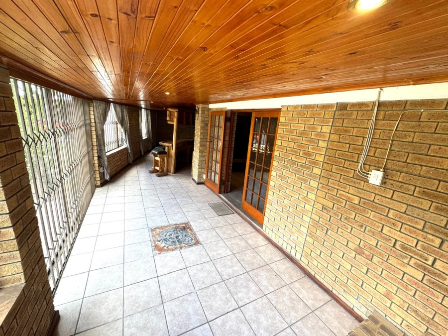 To Let 4 Bedroom Property for Rent in Rouxville Western Cape